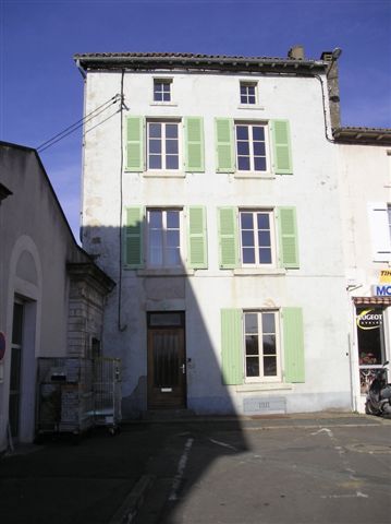 vente par un particulier d'un bien immobilier, une maison de ville, situe  Champdeniers, prs de Niort dans les Deux-Svres